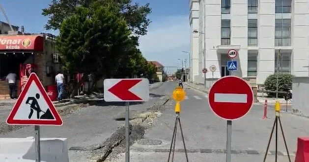 Deponun içindən sakinlər üçün yol çəkildi Video