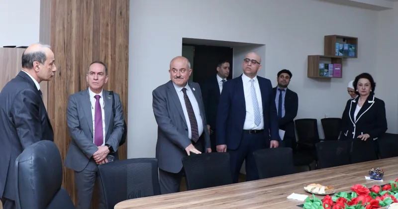 Fələstinli nazir məzunu olduğu AzMİU da: Sami Hijjaviyə qiymət kitabçası təqdim edilib