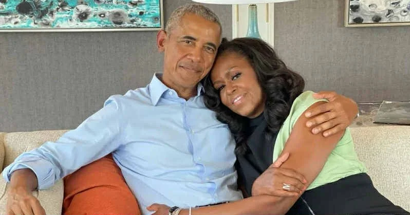 Boşanma şayiələri yayılan Mişel Obama başqa siyasətçi ilə görünsü FOTO