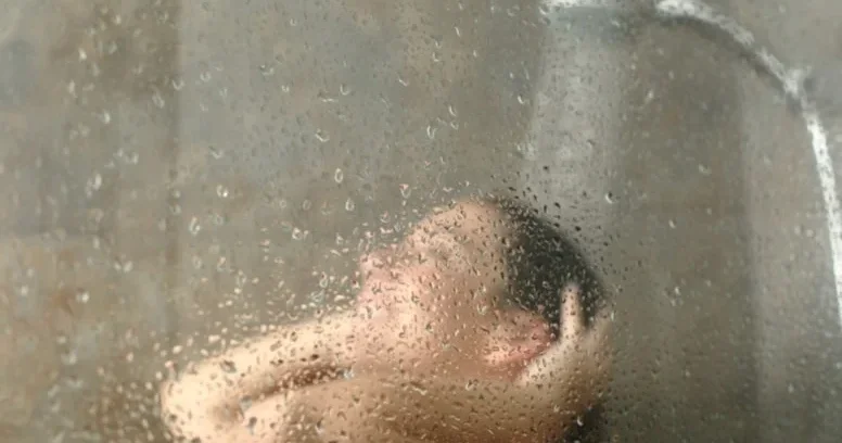 Duş qəbul edərkən etdiyiniz bu səhv həyat üçün təhlükə yaradır