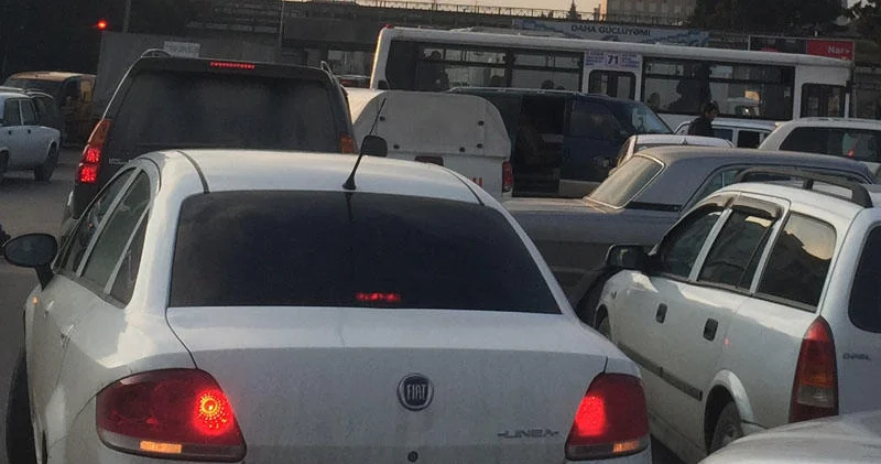 Azadlıq prospktində təmir yolu iflic etdi