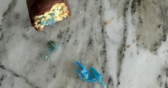 İçərisində plastik parçalar olan şokolad uşağın boğazında QALDI
