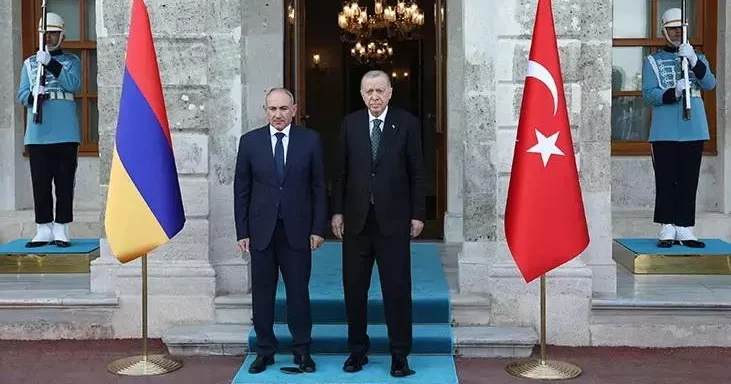 Türkiyə bölgədə sülh işıqları yandırır: Ərdoğanla Paşinyanın tarixi görüşü bir saat çəkib
