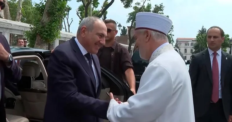 Ermənistanın baş naziri İstanbulda Göy Məscidi ziyarət edib