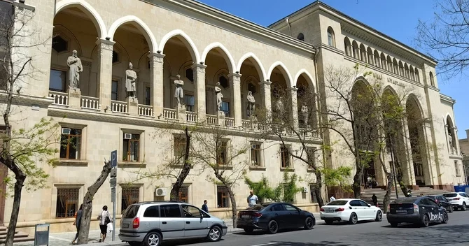 Bakıda məşhur kitabxana yarım milyonluq mebel alacaq