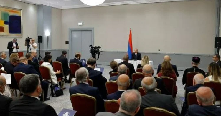 Paşinyan İstanbulun erməni icmasının nümayəndələri ilə görüşüb