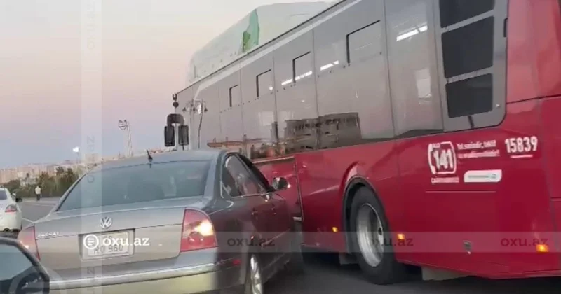 Bakıda avtomobil Baku Bus la TOQQUŞDU: Nəqliyyatın hərəkəti çətinləşdi