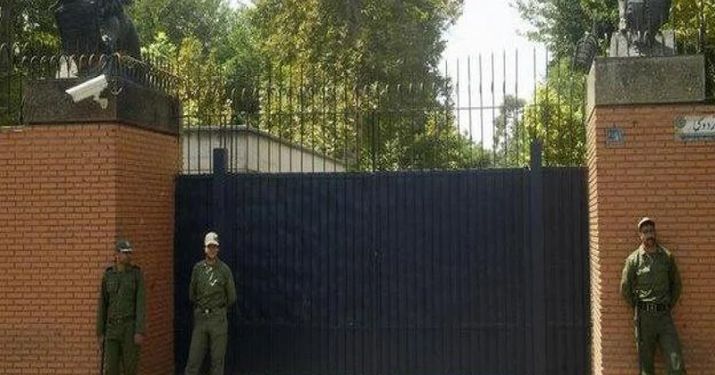 Britaniya İrandakı səfirliyinin əməkdaşlarını Tehrandan çıxarır