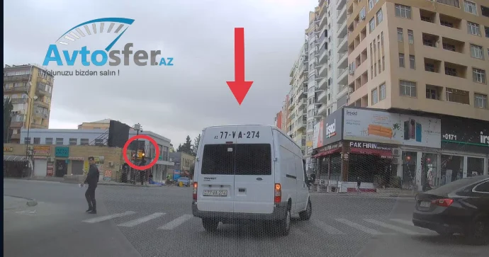 Yaşılda dayanıb yolu kəsdi, sarı işıqda isə sürüb getdi VİDEO