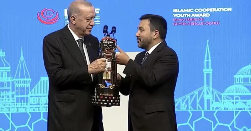Türkiyə Prezidentinə İƏT Gənclər Forumunun ali mükafatı təqdim edilib