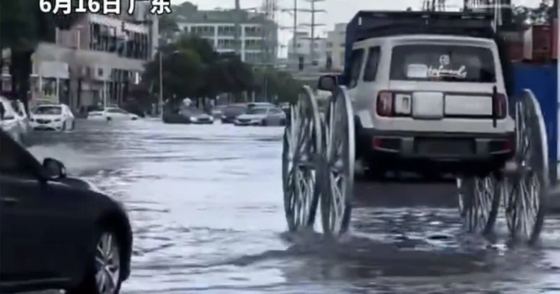 В Китае на видео попала машина карета против потопов и штормов ВИДЕО