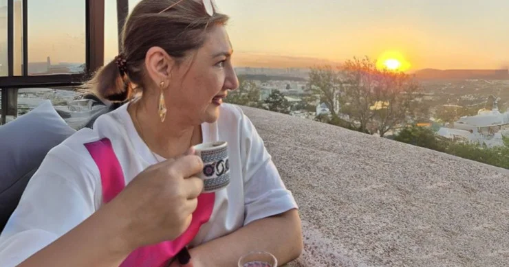Saqisiz, badəsiz məst olduğum məkan, hələ də sərxoşam