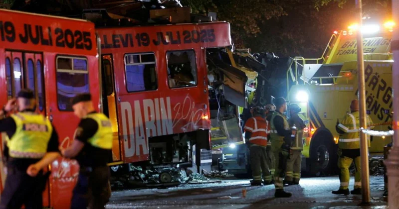 İsveçdə relsdən çıxan tramvay binaya çırpılıb