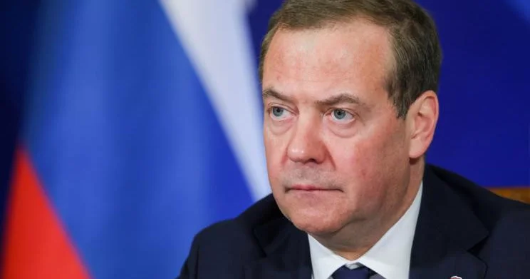Медведев поспорил с чат ботом Grok о войне на Ближнем Востоке