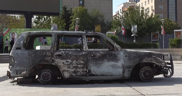 İsrailin vurduğu ambulans Tehranda nümayiş etdirilir Video