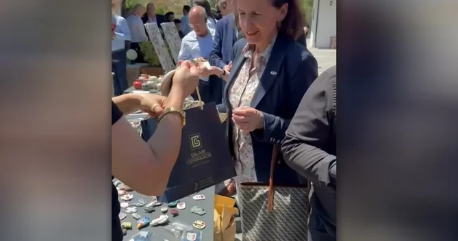 Fransa səfiri Laçındakı Gilabi Ceramics mərkəzindən alış veriş edib