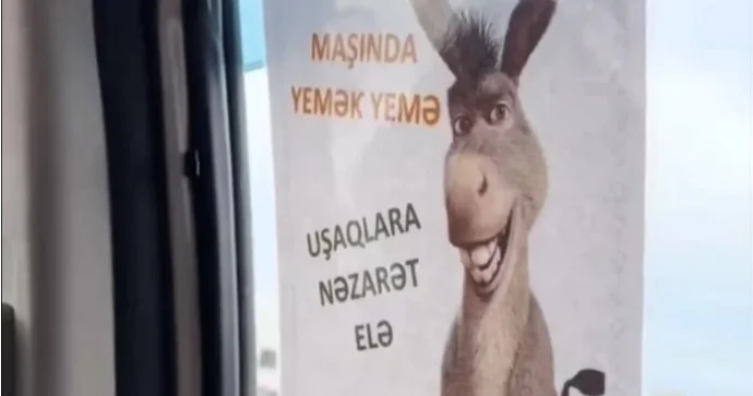 Taksi sürücüsündən sərnişinlərə təhqir: Maşının şüşəsinə eşşək şəkli yapışdırdı VİDEO