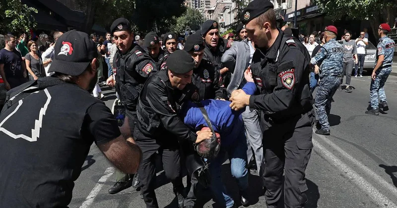 В Армении идут обыски и аресты в офисах партии Дашнакцутюн
