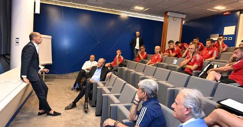 Müəllim Alleqri, tələbələr isə Fabreqas və Hamşik