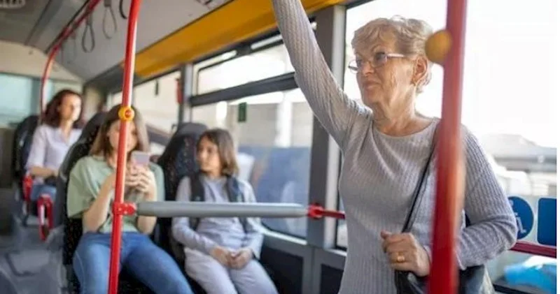 Avtobusda qocalara yer verməyin Maraqlı araşdırma
