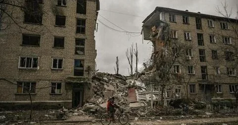 Rusiya Xarkovda yaşayış binasını vurdu: Ölən var KONKRET
