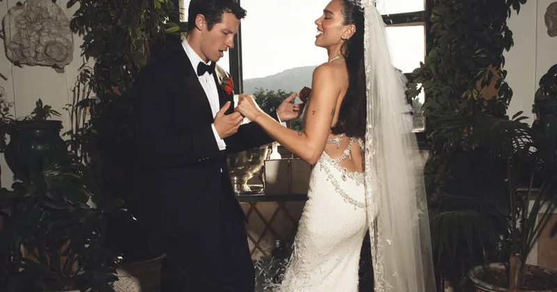 Dua Lipa toyundan fotolar paylaşdı