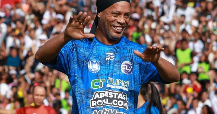 Ronaldinyo peşəkar karyerasını bərpa edir