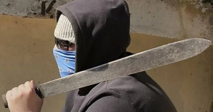 Maçete ilə silahlanmış şəxs insanlara hücum etdi: 1 ölü, 5 yaralı