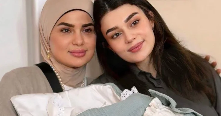 Fərqanə Qasımova qızı və ikinci nəvəsi ilə Foto