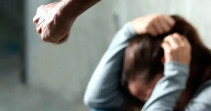 Bakıda qəribə OLAY: kişi telefona çox baxan arvadını döydü