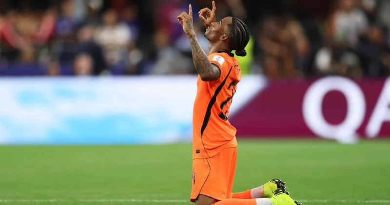 Millinin futbolçusu iki “nəhəng”in hədəfində