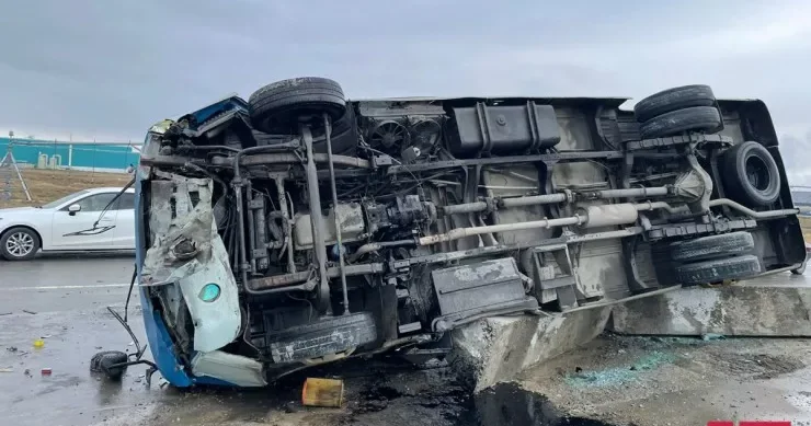 Göygöldə mikroavtobus aşdı, yaralananlar var