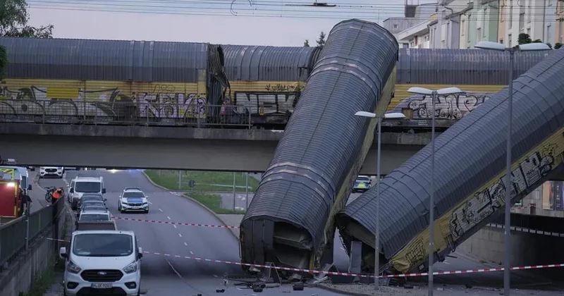 Два вагона товарного поезда рухнули с моста в Мюнхене ВИДЕО