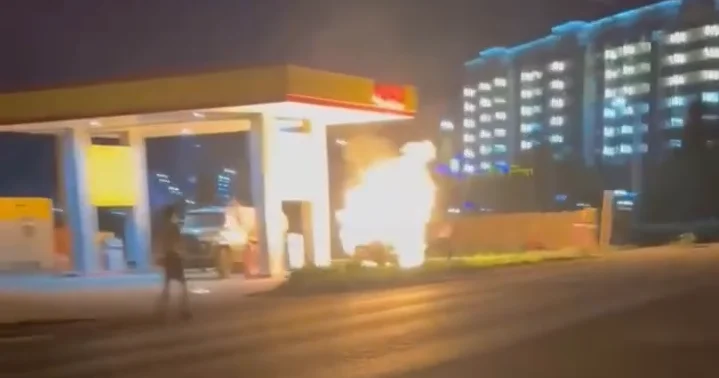 Автомобиль с тремя людьми сгорел на заправке в Актобе ВИДЕО