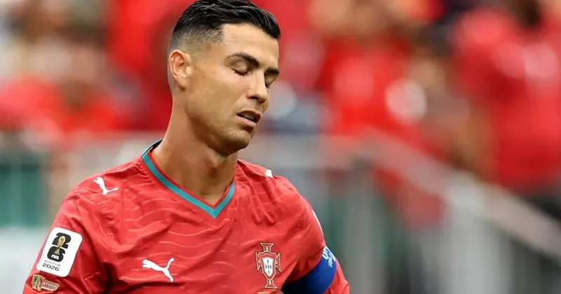 ​Portuqaliyalılar Ronaldonu yıxıb sürüdülər