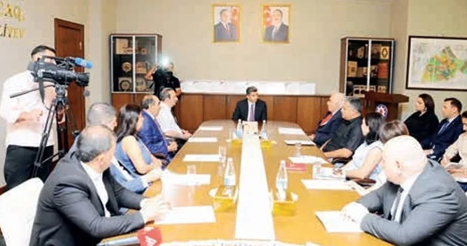 Media təmsilçiləri Naftalanda