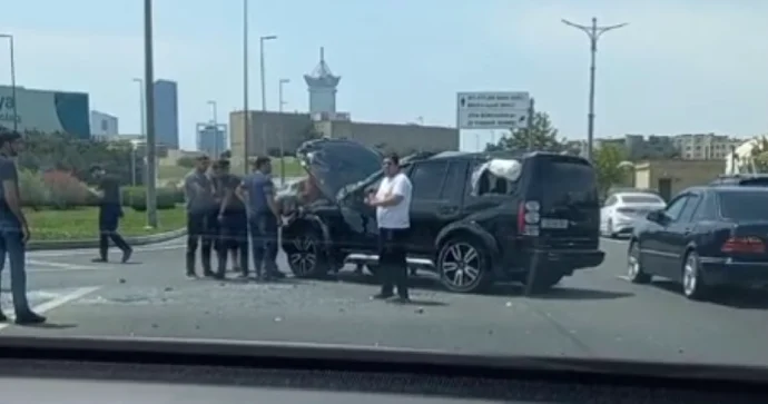 Böyükşor bulvarında ağır qəza: İki maşın toqquşdu, yaralı var VİDEO