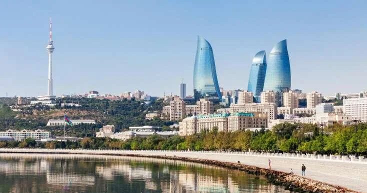 Bakıda restoranın reklam lövhəsi uçdu Üzlük daşları yola dağıldı Foto