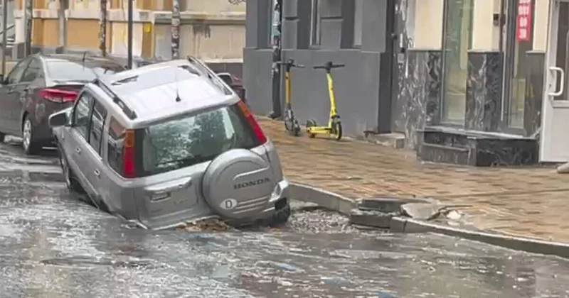 Автомобиль провалился под асфальт на платной парковке ВИДЕО