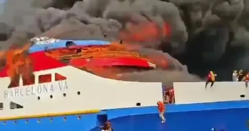 280 nəfəri daşıyan gəmi yandı Ölənlər var / VİDEO