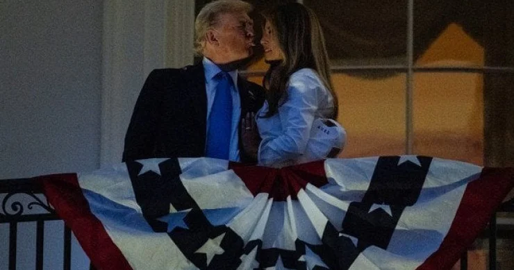 Özlərini yeni evlənənlər kimi aparırlar: Donald Tramp arvadı Melaniyanı elə öpdü ki...