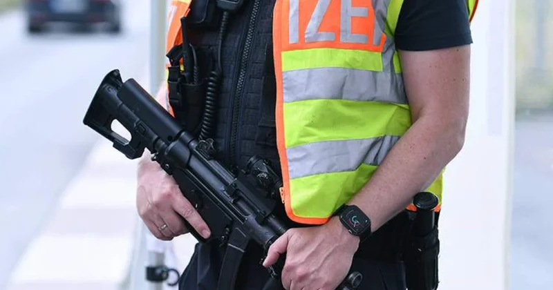 Almaniyada kişi öz pəncərəsindən yoldan keçənlərə atəş açıb
