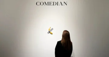 Sərgi ziyarətçisi sensasiyalı quraşdırmadan bananı dişləyib...