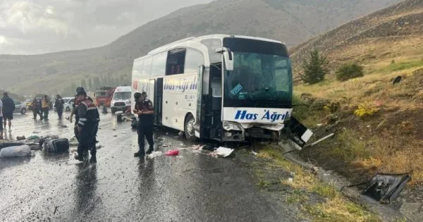 Türkiyədə sərnişin avtobusu dağa çırpılıb: 4 nəfər ölüb, 33 nəfər yaralanıb