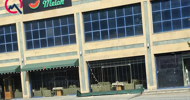 Bakıda restoranın reklam lövhəsi uçdu Üzlük daşları yola dağıldı