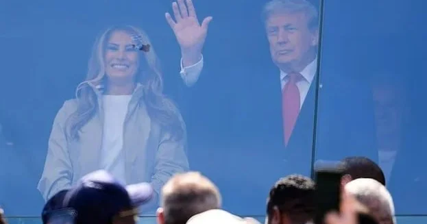 Melaniya Trampın dünya çempionatındakı geyimi müzakirə yaratdı FOTO