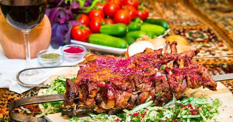 Bakıda restoranın qəribə menyusu: “Xoruz dəyməyən toyuq kababı” VİDEO
