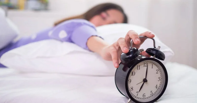 Mütəmadi menstruasiya üçün saat 23:00 da yatın Gec yatanda nə baş verir?