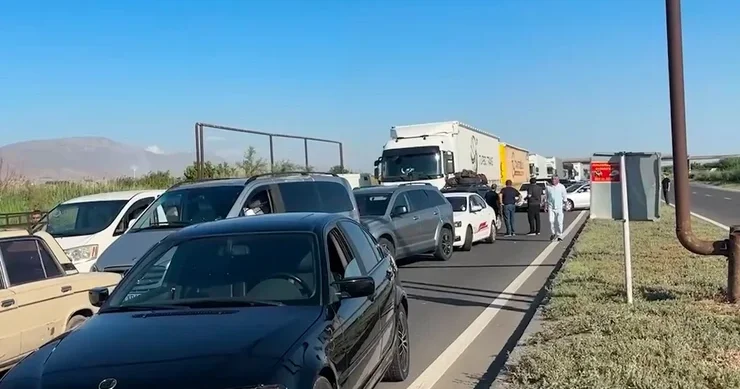 Ermənistanda fermerlər İrəvan Arazdəyən yolunu bağlayıblar