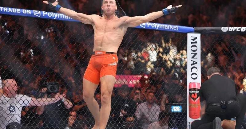 Pimblett Topuriyanın “UFC Freedom 250”dəki stulunu hərracda alıb FOTO